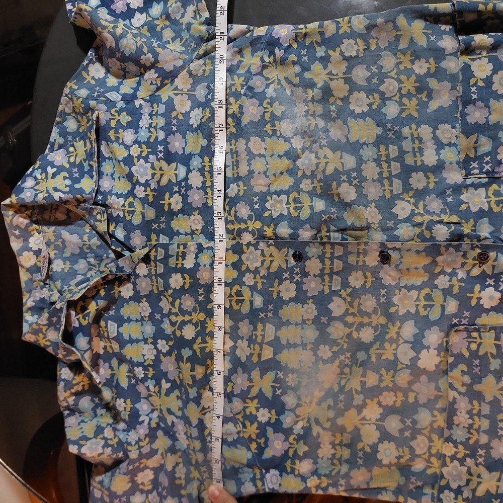 Vintage blue and yellow floral print short sleeve button up. - Picture 4 of 6